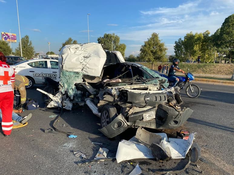 Completamente destrozada terminó una camioneta luego de que el conductor se impactara de frente contra la parte posterior de un tráiler mal estacionado en el bulevar Ejército Mexicano de Gómez Palacio, el cual se dio a la fuga, en el accidente un motociclista también resultó lesionado.