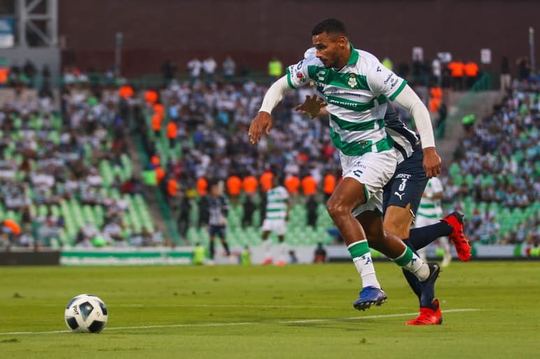El colombiano Duván Vergara convirtió un gol de último momento para darle este domingo a los Rayados de Monterrey del entrenador Javier Aguirre un triunfo por 2-1 sobre Santos Laguna en el Apertura del fútbol mexicano. (CORTESÍA / SANTOS)