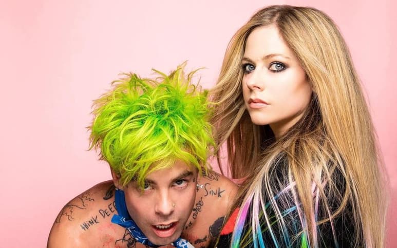 Luciendo como si la edad no pasara por ella, rodeada de amor y con una carrera bien cimentada en la industria musical es como llega la cantante Avril Lavigne a sus 37 años. (ESPECIAL)