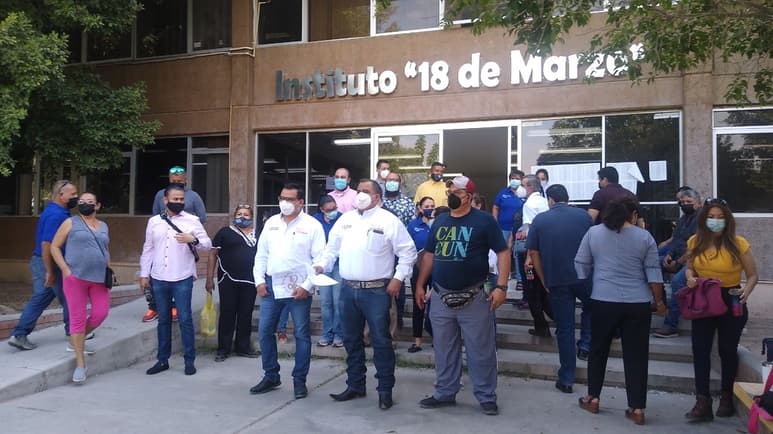 Son cerca de 200 trabajadores de diferentes áreas las que desde ayer mantienen el paro de labores en el Instituto 18 de Marzo. (MARY VÁZQUEZ)