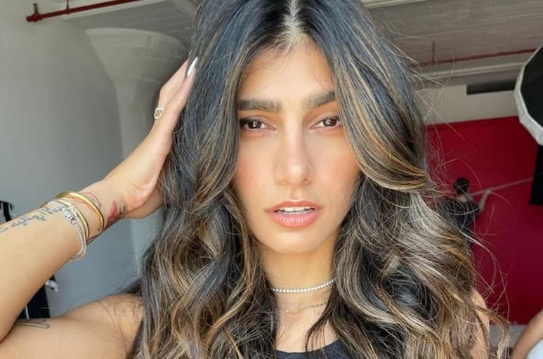 La libanesa se mostró a través de Instagram disfrutando de una michelada en Tulum, mientras lucía un bikini de dos piezas (INSTAGRAM)