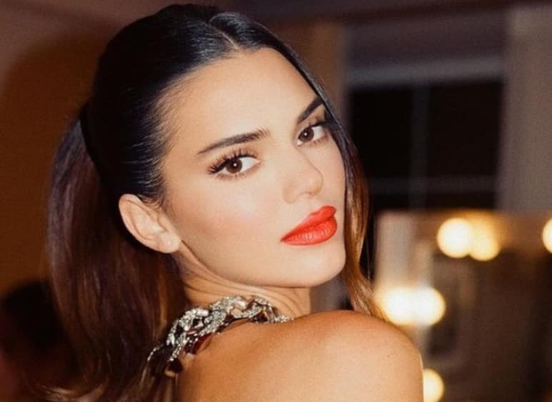 La modelo estadounidense lució su figura en bikini desde Instagram (@KENDALLJENNER)