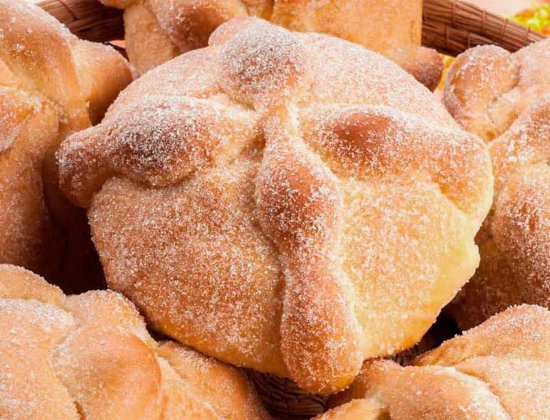 Una vez que llega septiembre los siguientes meses están plagados de deliciosas preparaciones mexicanas que nos hacen dejar la dieta de lado. Una de ellas es el tan esperado pan de muerto.