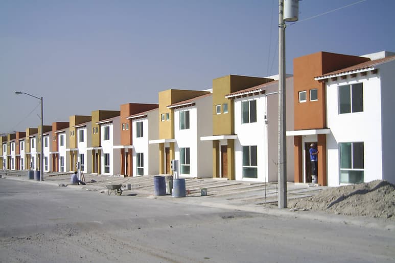 Una tercera parte de los trabajadores busca adquirir un crédito en el próximo año para vivienda, señala encuesta de Infonavit. (ARCHIVO)