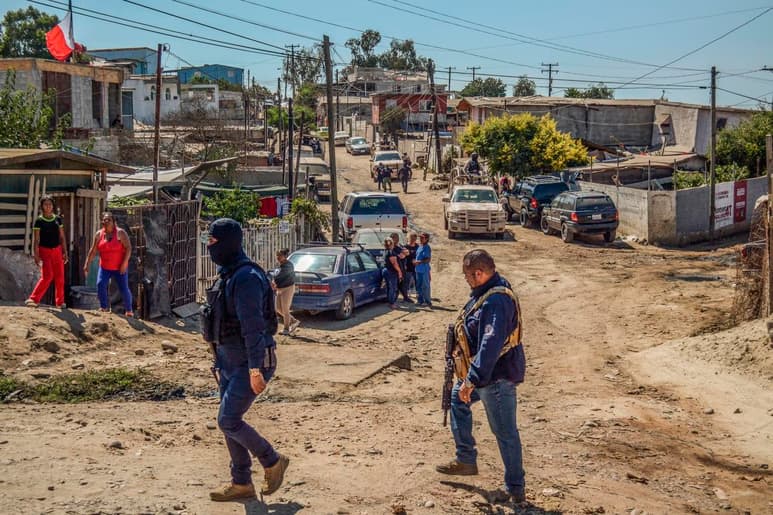 En plena crisis y sin un panorama alentador próximo, los migrantes que llevan ya varios meses varados en la ciudad de Tijuana hoy se enfrentan a otra preocupación: la creciente violencia que azota esta frontera mexicana. (ARCHIVO)