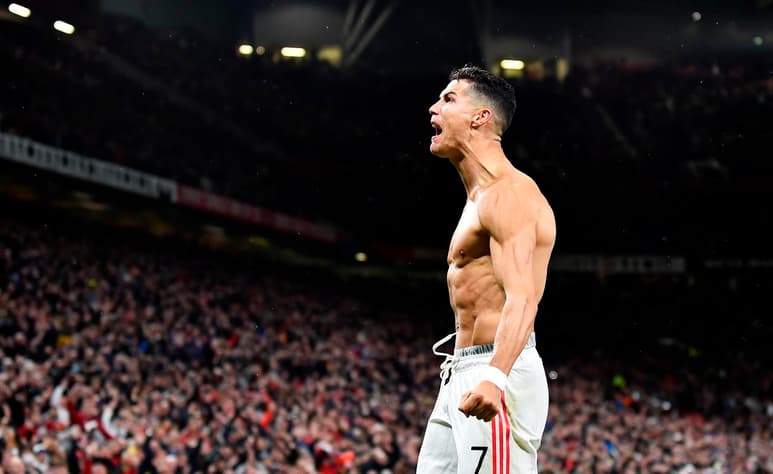 Cristiano Ronaldo, que estaba haciendo un partido más que discreto, apareció en el minuto 95 para dar una victoria épica y catártica a un Manchester United que no fue mejor que el Villarreal, pero que tuvo al '7' de su parte en el suspiro final (2-1). (EFE)