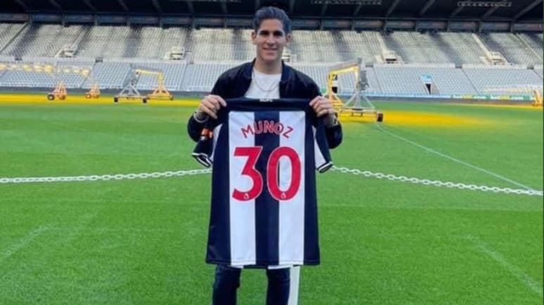 El futbolista Santiago Muñoz, quien llegó del Santos Laguna al Newcastle de Inglaterra ya conoce el número que portará en su camiseta, el 30. (CORTESÍA / TWITTER)