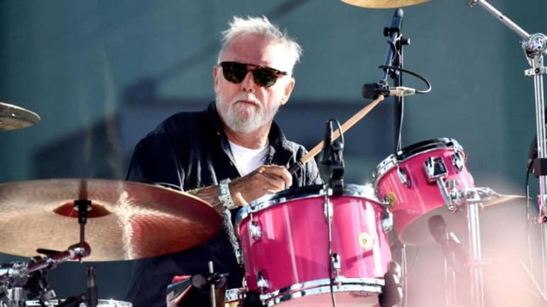 El batería de Queen, Roger Taylor, ha tenido tiempo para explorar su creatividad durante la pandemia de COVID, un periodo de aislamiento e introspección que ha plasmado en su sexto álbum en solitario, 'Outsider', que sale este viernes al mercado. (ESPECIAL)