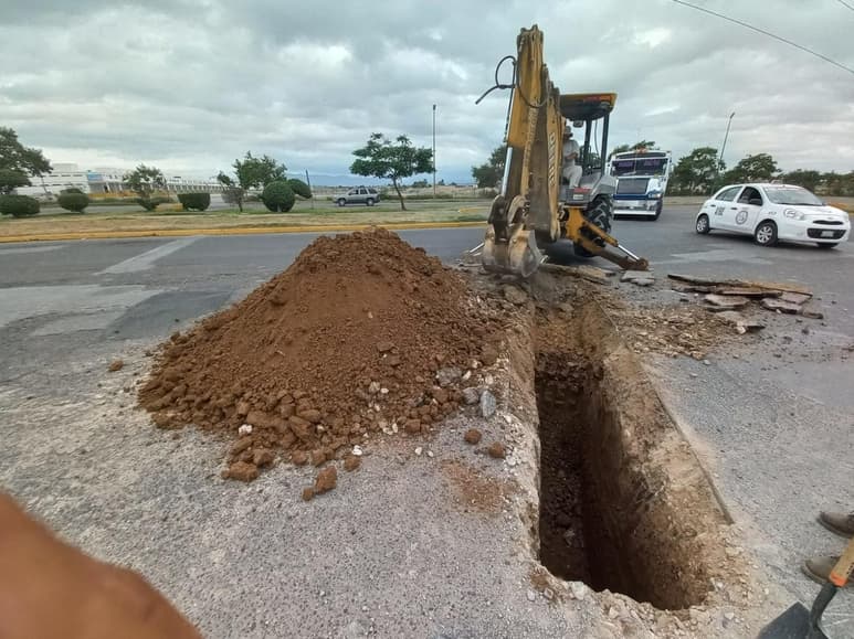 El Sistema Descentralizado de Agua Potable y Alcantarillado de Gómez Palacio (Sideapa), se encuentra realizando labores de interconexión e introducción de drenaje pluvial en diversos puntos de la ciudad que se ven más afectados durante las lluvias, dando prioridad a las vialidades principales. (EL SIGLO DE TORREÓN)