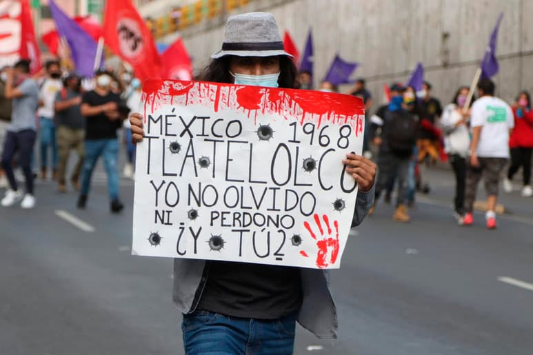 México pretende hacer justicia sobre uno de los periodos más negros de su historia: 25 años de la segunda mitad del siglo XX en que los cuerpos policiales y militares torturaron, asesinaron y desaparecieron a cientos de personas. (EL UNIVERSAL)