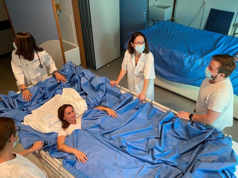 La Agencia Espacial Europea (ESA) investiga el impacto que tiene viajar al espacio en los cuerpos de los astronautas a través de un experimento en el que veinte mujeres se sumergen en una cama de agua durante cinco días seguidos, en los que solo los brazos y la cabeza quedan fuera de una lona protectora. (ESPECIAL)