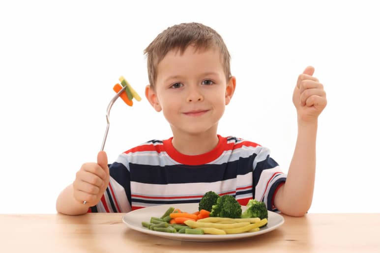 Los alumnos de entre 11 y 16 años que siguen una dieta más saludable, repleta de frutas y verduras, tienen una mejor salud mental, según un estudio publicado en la revista 'BMJ Nutrition Prevention & Health'. (ESPECIAL)