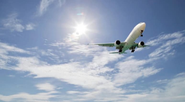 Las emisiones de dióxido de carbono de la aviación en Europa fueron un 56.3 % más bajas en los primeros ocho meses de 2021 que en el mismo período de 2019, mientras que el tráfico aéreo es un 52.7 % menor que antes de la pandemia, según datos publicados por Eurocontrol. (ESPECIAL)