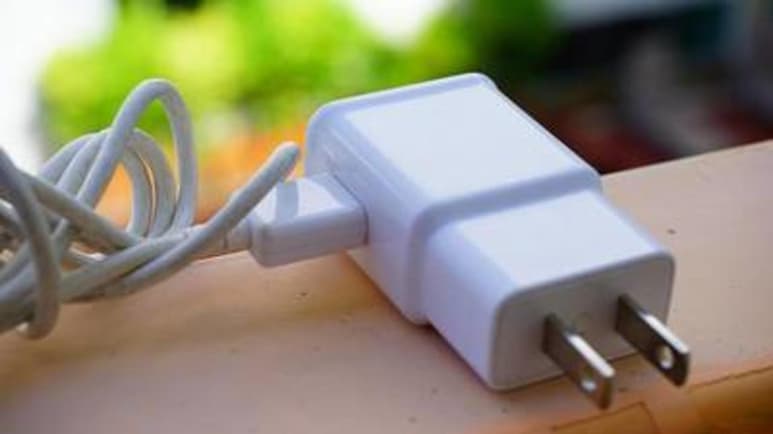 La Procuraduría Federal del Consumidor (Profeco) alertó sobre los cargadores para teléfonos inteligentes de alto riesgo, ya que se pueden desprender las cuchillas o navajas, por lo que ya inició actos administrativos que incluyen inmovilizaciones del producto. (ESPECIAL)