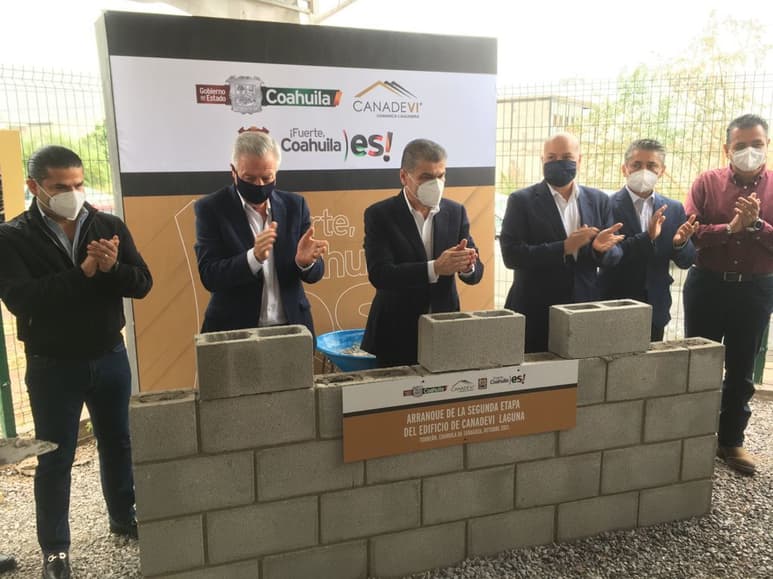 Autoridades estatales colocaron la primera piedra de un segundo edificio de la Canadevi. (EL SIGLO DE TORREÓN)