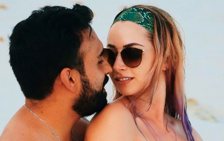 Engaño. La creadora de contenido compartió a su novio unas fotografías de las prendas para bebé que aprendió a hacer en los talleres de manualidades en prisión.