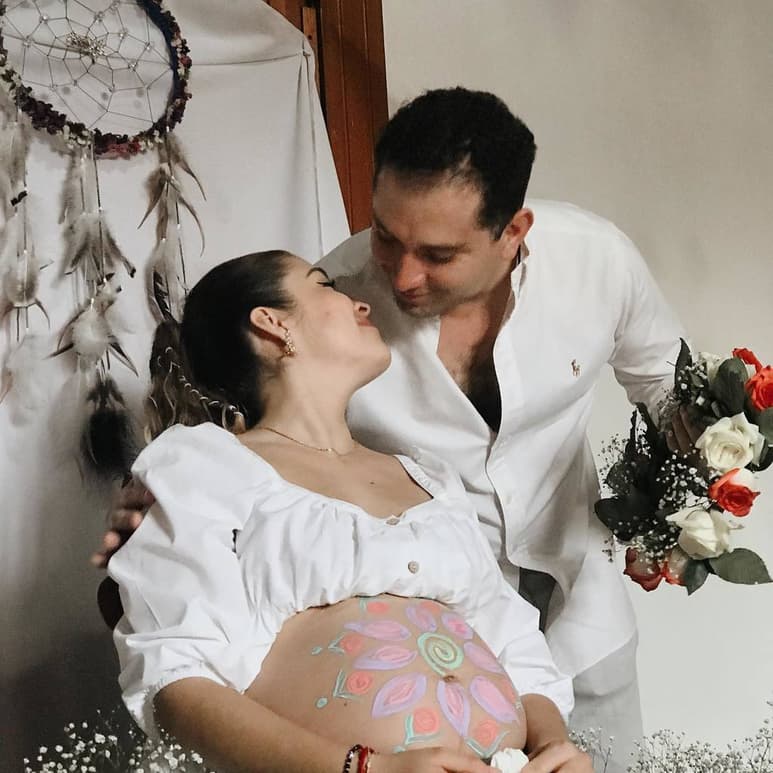 Los papás son honrados y bendecidos para la llegada de su bebé (CORTESÍA)
