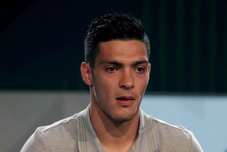 Fue el 17 de noviembre del 2020, el último juego de Raúl Jiménez con la Selección Mexicana. Han pasado varias cosas desde ahí. Primero, su accidente futbolístico, el golpe con David Luiz que le fracturó el cráneo y lo dejó fuera casi un año. (ARCHIVO)