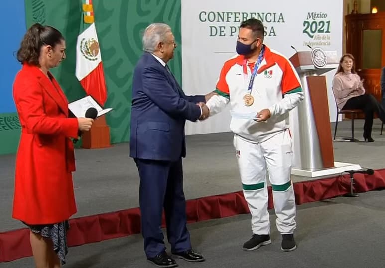 El mandatario manifestó que México se siente “muy orgulloso” de lo que hicieron y recordó que desde el inicio de su gobierno se ha apoyado a los deportistas con los recursos que se obtienen en la recuperación de bienes de la delincuencia. (ESPECIAL)