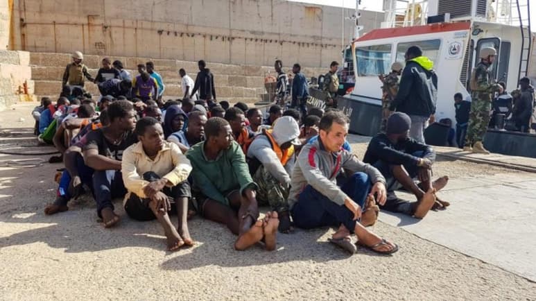 Al menos 5,000 personas migrantes y refugiadas, incluidas mujeres y menores, fueron arrestadas por las fuerzas de seguridad libias durante la última semana en la capital como resultado de redadas masivas y aleatorias acompañadas de violencia física e incluso sexual, alertó hoy la ONG Médicos Sin Fronteras (MSF). (ARCHIVO)