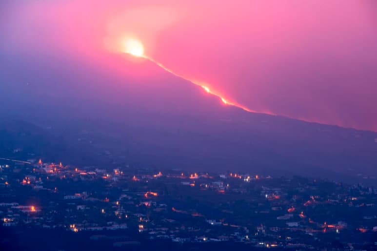 La erupción del volcán de La Palma ha entrado en una fase de estabilidad, dieciocho días después de que empezara a lanzar material y cubriera de cenizas y lava parte de esta isla española. (ARCHIVO)