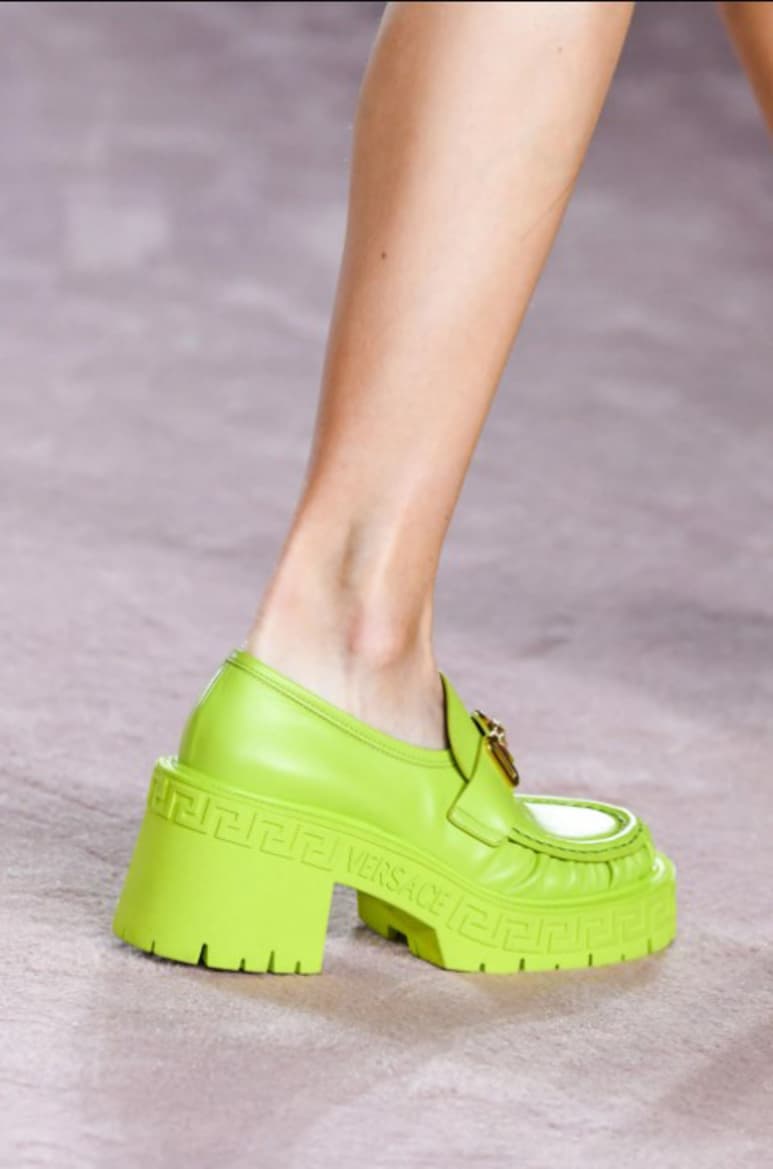 Versace sorprendió con unos ‘clásicos escolares’ con el color del 2022 (ESPECIAL)