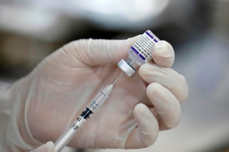 La ONU y la Organización Mundial de la Salud (OMS) presentaron hoy un plan para vacunar al 40 % de la población mundial antes de que termine el año, lo que pondría fin a la fase aguda de la pandemia y para lo cual los países ricos deberían cumplir sus promesas de donaciones de dosis y aceptar que las farmacéuticas con las que tienen contratos firmados atiendan primero a otros países más necesitados. (ARCHIVO)