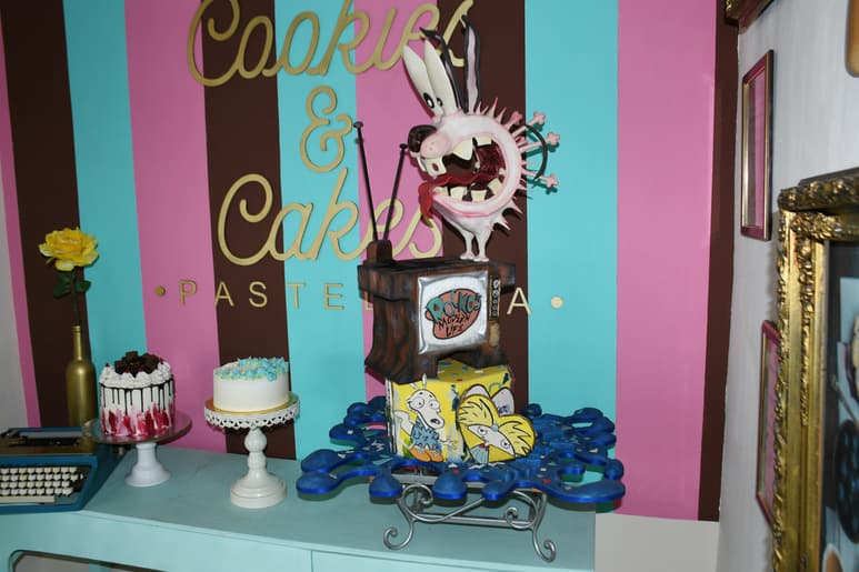 Carolina Favela se dedica a la decoración de pasteles, considera que su sello es la personalización en cada una de sus creaciones. (ARCHIVO)