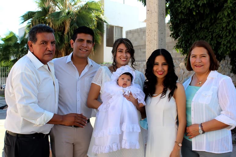 Jimena con su madrina, sus papás y sus abuelos paternos: Alfredo Gómez y Ma. Guadalupe Montalvo (CORTESÍA)