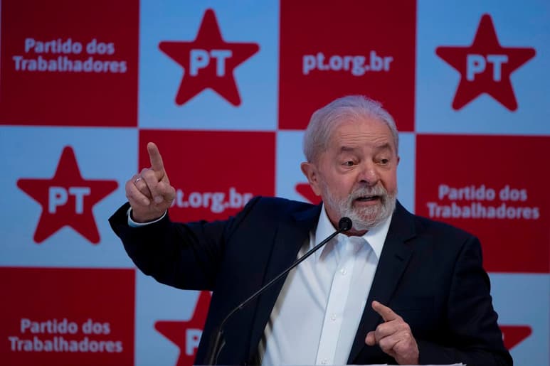 La vida del expresidente brasileño Luiz Inácio Lula da Silva ha dado un giro de 180 grados en apenas siete meses: de estar condenado por corrupción a ser libre de toda sospecha y convertirse en el máximo favorito para las elecciones de 2022. (EFE)