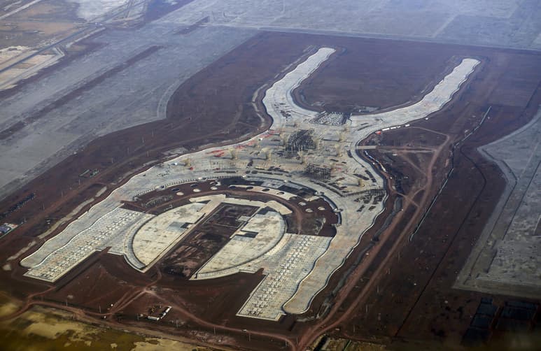 Proyecto casi faraónico del presidente Peña Nieto ahora luce bajo el agua. (ARCHIVO)