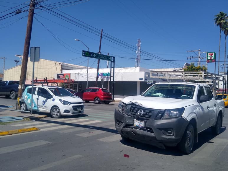 Sobre la banqueta quedó un automóvil compacto luego de que el conductor le cortó la circulación a una camioneta. (EL SIGLO DE TORREÓN)