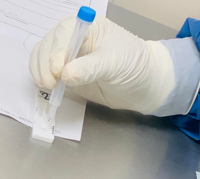Pese a que el estado de Durango se mantiene en verde en el semáforo de riesgo epidemiológico y que los casos van a la baja, las solicitudes de prueba COVID-19 en la Jurisdicción Sanitaria número 2 con sede en Gómez Palacio, se mantienen, de las cuales la positividad ronda entre el 20 al 30 por ciento.