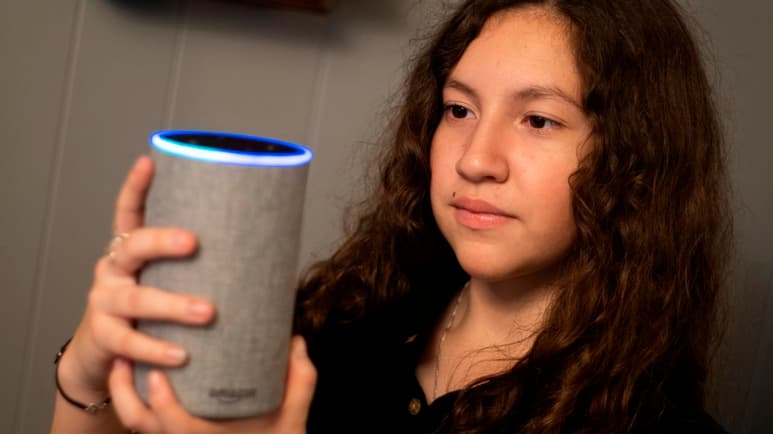 Amazon celebró su tradicional evento otoñal de presentación de hardware, en el que actualizó su línea Echo y mostró a un simpático y pequeño robot que se pasea libremente por la casa como si fuera un perro con una pantalla inteligente. (ARCHIVO)