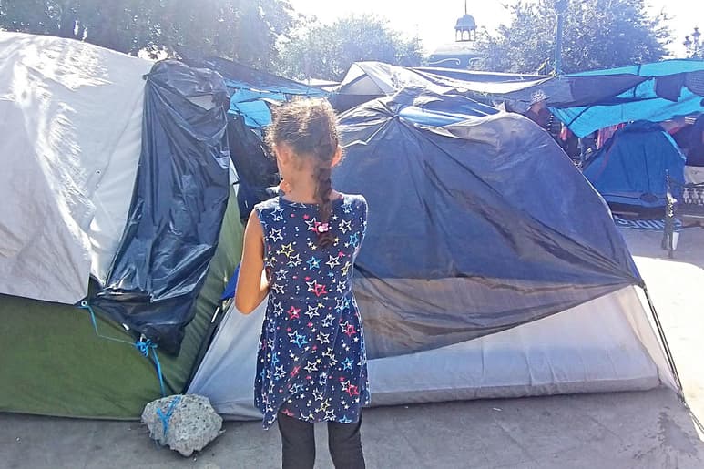 Tras el rescate de 652 personas migrantes hacinadas, sin ventilación ni comida, quienes eran trasladadas en tres tráileres hacia la carretera Ciudad Victoria y Monterrey, y de las cuales, 349 eran niños, niñas y adolescentes entre los que se ubicaron a 198 que viajaban solos, la Red por los Derechos de la Infancia en México (Redim) exigió al Estado y a las autoridades la garantía al respeto de los derechos de menores de edad que se encuentran en movilidad permanente en territorio nacional.