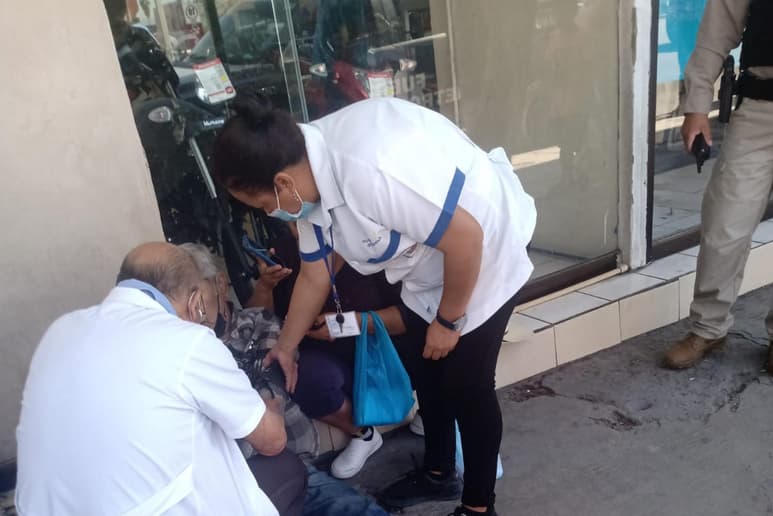 Mientras esperaba el camión, hombre de 70 años pierde la vida en Gómez Palacio.