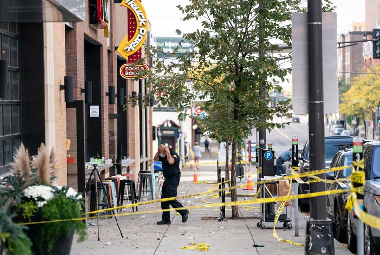 Un tiroteo en un bullicioso bar de St. Paul, Minnesota, el domingo en la madrugada dejó a una mujer muerta y a 14 personas heridas, informaron las autoridades.