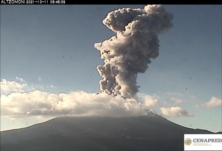 La mañana de este lunes, el volcán Popocatépetl presentó una exhalación con contenido de ceniza, informaron autoridades de Puebla. (FOTO: @PC_Estatal)