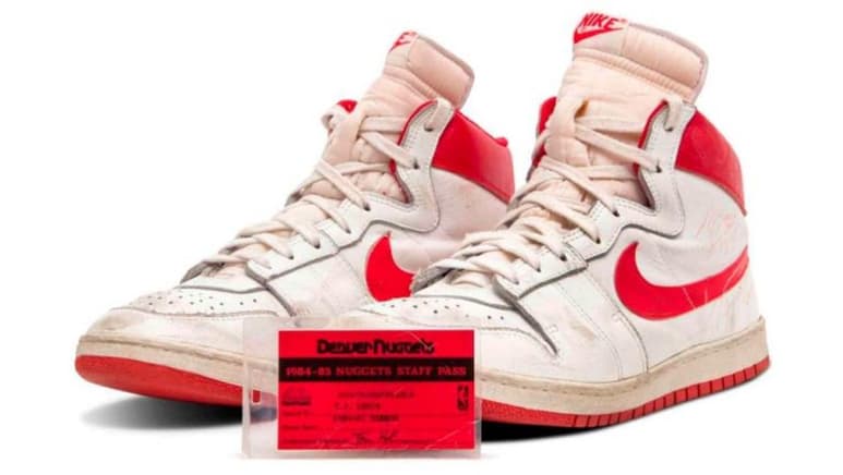 Creen que las zapatillas deportivas utilizadas por Michael Jordan en sus primeros juegos de la NBA, podrían superar el millón y medio de dólares en la subasta (ESPECIAL)