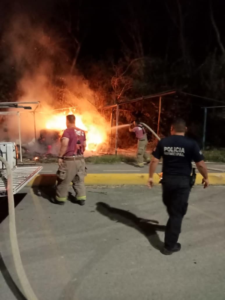Los bomberos sofocaron ambos incendios.