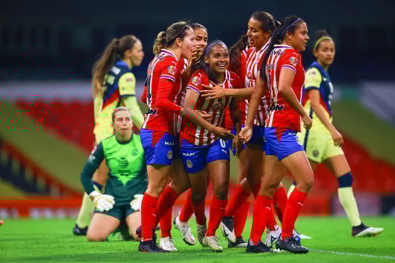 Las Chivas reciben al América este lunes en una nueva edición del Clásico Nacional en la Liga MX Femenil. El partido se disputará en el estadio Akron. (ESPECIAL)