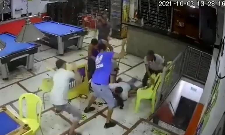 El asaltante fue sometido por los clientes del billar que lo agredieron hasta provocarle la muerte (CAPTURA)
