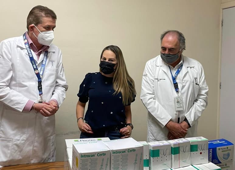 El donativo consistió en cuatro cajas de guantes de diferentes tamaños, dos cajas de punzocats especiales para cirugía, dos cajas con cubrebocas en el 95, cuatro cajas de sutura quirúrgica, así como cuatro de material de protección para transfusiones, explicó el galeno.