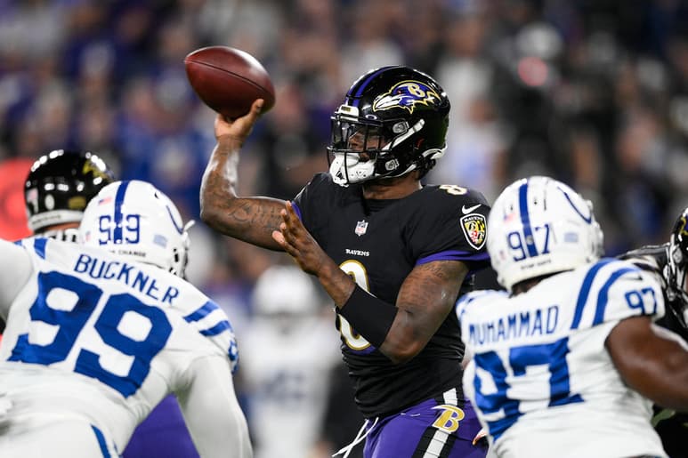 El mariscal de campo de los Cuervos, Lamar Jackson, tuvo una gran actuación en la victoria de su equipo 31-25 sobre los Colts. (ARCHIVO)