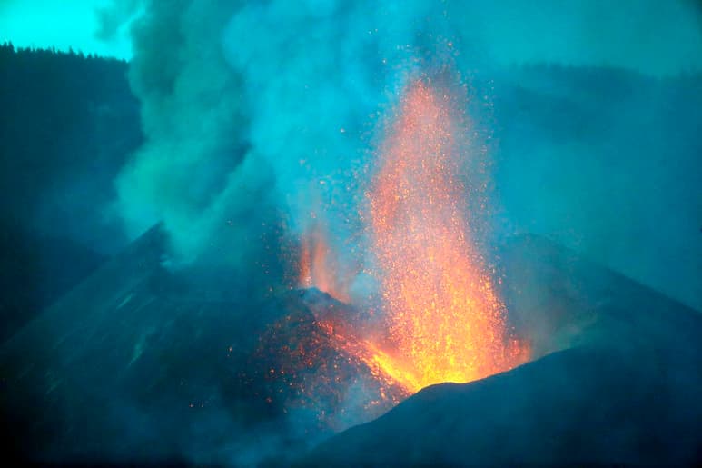 El volcán ha emitido 21 mil 868 toneladas diarias de dióxido de azufre y 1 mil 848 de dióxido de carbono. (EFE)