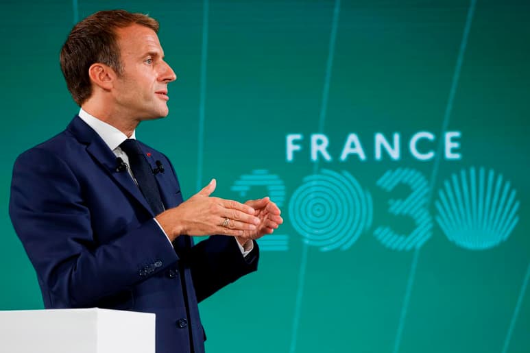 El presidente francés Emmanuel Macron develó el martes un plan económico quinquenal de 30,000 millones de euros (35,000 millones de dólares) para estimular la innovación en la tecnología, la industria y la construcción de reactores nucleares, vehículos eléctricos y aviones menos contaminantes. (EFE)