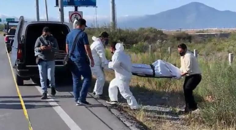 Los hechos se registraron minutos antes de las 10:00 horas, a la altura del kilómetro 333 con dirección a Derramadero, a la altura del ejido La Encantada, donde se registró el hallazgo a un costado de la carretera.