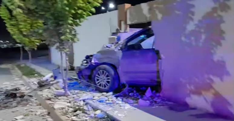 El conductor, el cual se encontraba en estado de ebriedad, presuntamente pisó el acelerador de forma imprudente tras el estado en el que se encontraba, por lo que fuerte impacto ocasionó que se abriera un boquete en una barda de la zona de tolerancia.