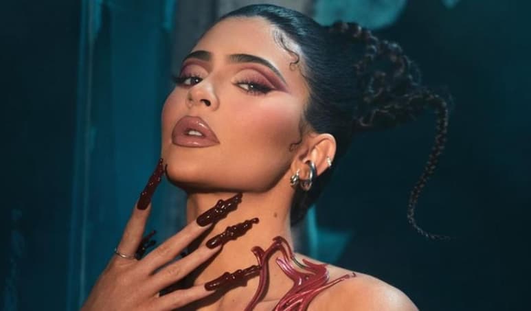 La socialité estadounidense sorprendió con su nueva línea de cosméticos inspirada en la película de 'Pesadilla en la calle Elm' (@KYLIEJENNER)