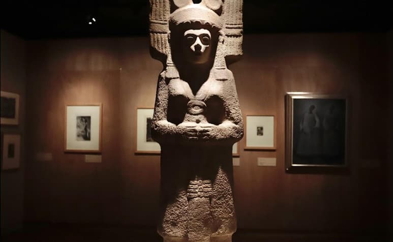 El conjunto escultórico de Cristóbal Colón será sustituido por una réplica de la joven de Amajac, pieza prehispánica que está catalogada como la primera escultura femenina en su tipo que fue hallada en la huasteca veracruzana y que de acuerdo con investigadores del Instituto Nacional de Antropología e Historia (INAH), su antigüedad podría corresponder al periodo Posclásico Tardío (1450-1521 d.C.). (ESPECIAL)